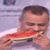 فيديو ـ القرموطي يلتهم "بطيخة" على الهواء: يا سلام مع الجبنة