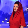 عارضة ترتدي زياً من تصميم افتانديل خلال اسبوع الموضة في تبليسي.