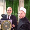 محافظ البحيرة يهدى المفتى درع المحافظة