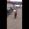 بالفيديو.. صعيدي يحمل جوال شعير وزنه 50كم بأسنانه