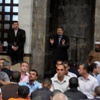 مرسي يؤم الآلاف في صلاة الجنازة على شقيقته ويتلقى العزاء في المقابر