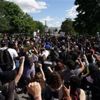 تظاهرات الغضب.. طوارئ وحظر تجول وآلاف أمام البيت الأبيض