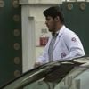 شخص يرتدي معطف أطباء يدخل منزل القنصل السعودي شخص يرتدي معطف أطباء يدخل منزل القنصل السعودي