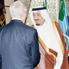 ولي العهد يستقبل وزير البحرية الأمريكية