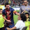 ميسي يهدي قميصه الخاص لطفل معاق