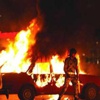 متظاهرون يشعلون النار فى سيارة ملاكي بشارع فهمي