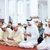 ملك المغرب ومحمد بن زايد يصلّيان الجمعة