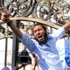 العشرات أمام «أمن الجيزة» للتقدم ببلاغ ضد «شيعي» بعد «سبِّه السيدة عائشة»