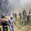 فلسطينيون يقتحمون السياج بين غزة وإسرائيل فلسطينيون يقتحمون السياج بين غزة وإسرائيل
