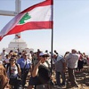 شاهد.. سيرين عبد النور تحمل علم لبنان وسط مظاهرات "طلعت ريحتكم"
