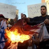 بالصور.. متظاهرون يحرقون العلم القطري أمام سفارتها بالقاهرة