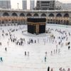 المعتمرون يؤدون أول صلاة جمعة بالمسجد الحرام المعتمرون يؤدون أول صلاة جمعة بالمسجد الحرام