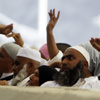 الحجاج يرمون الجمرات ويؤدون طواف الوداع في يوم التعجل