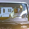 وزير سعودي يخالف البروتوكولات ويقود أول سيارة يابانية تصنع في السعودية