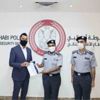 شرطة أبوظبي تكرم شخصين لأمانتهما بإعادة مال مفقود