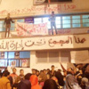 متظاهرون بالشرقية يغلقون مجمع المصالح الحكومية بـ«الجنازير».. ويعلنون الاعتصام