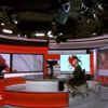 مذيع BBC يقدم نشرة الأخبار بـ"الشورت"