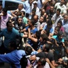 تجدد الاشتباكات بين قوات الأمن والمتظاهرين بالزقازيق تجدد الاشتباكات بين قوات الأمن والمتظاهرين بالزقازيق