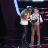 بالفيديو ..نانسي عجرم تغازل طفل سوري بـ"بوكيه ورد" لضمه لفريقها