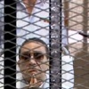 مبارك يرتدى النظارة السوداء ويلتزم بزى الحبس الاحتياطي في القفص مبارك يرتدى النظارة السوداء ويلتزم بزى الحبس الاحتياطي في القفص