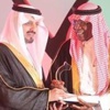 أمير عسير يكرم الأستاذ أحمد عيد بجائزة المفتاحة