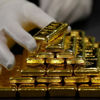 الذهب ينزل عن 1800 دولار مع صعود العملة الأمريكية