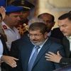 مرسي يطلب من الجيش حفظ الأمن في مصر