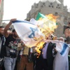 بالصور .. متظاهرو ''نصرة القدس'' يحرقون العلم الإسرائيلي أمام الأزهر
