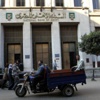 موديز تخفض تصنيف خمسة بنوك مصرية