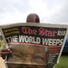 العالم يبكي