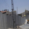 فلسطينيون يهدمون جزءًا من الجدار الفاصل بالعيزرية ويعبرون للقدس