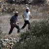 مستوطنون يعتدون على شاب شرق يطا
