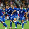 إيطاليا تعبر لمربع الكبار بركلات الحظ