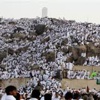 حجاج بيت الله الحرام يتوافدون إلى صعيد عرفات الطاهر