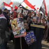 متظاهرو التحرير يعتدون على شخص رفع لافتة مكتوب عليها ''الثورة مستمرة''