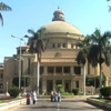 طالبات المدينة الجامعية يقطعن الطريق