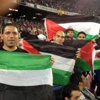 صور : أعلام فلسطين رفعت في الكامب نو ، وروسيل يكرم رئيس الاتحاد الفلسطيني