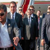 مرسى يصل مطار القاهرة لاستقبال نجاد