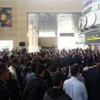 تجمهر أفراد الشرطة بمطار برج العرب تجمهر أفراد الشرطة بمطار برج العرب