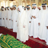 محمد بن راشد والشيوخ يؤدون صلاة الجنازة على جثمان أحمد بن حامد