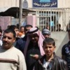 موظفون يؤمنون على وظائفهم وحياتهم