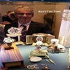 صور / نجار أوكراني يصنع ساعات أنيقة من الخشب