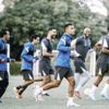 لاعبو الزمالك يحتفلون بأخصائي العلاج الطبيعي لاعبو الزمالك يحتفلون بأخصائي العلاج الطبيعي