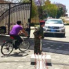 وزير يمني يتوجه إلى عمله بدراجة هوائية