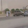 فيديو / مواطن يتعرض لحادث تصادم أثناء توثيقه حادثاً آخر