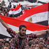 بعد عام على الثورة.. مصريون في التحرير يحتجون وآخرون يحتفلون
