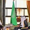 أمير تبوك يستقبل مدير فرع التجارة والموظفين الحاصلين على جائزة التميز