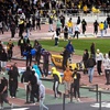 الجماهير هاجمتهم بـ'القنابل واللكمات' الجماهير هاجمتهم بـ'القنابل واللكمات'