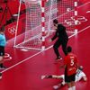 مدرب منتخب اليد يعنف وينتقد حارس المنتخب لهذا السبب
