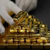 أسعار الذهب عالميا تتراجع مع عمليات جني الأرباح أسعار الذهب عالميا تتراجع مع عمليات جني الأرباح